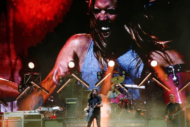 Foo Fighters Wallpapers capture the band's energetic concert moment, HD Desktop Wallpaper