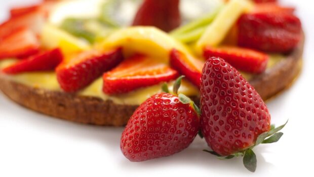 A close up of fresh strawberries near a fruit pie crust with custard filling, HD Desktop Wallpaper