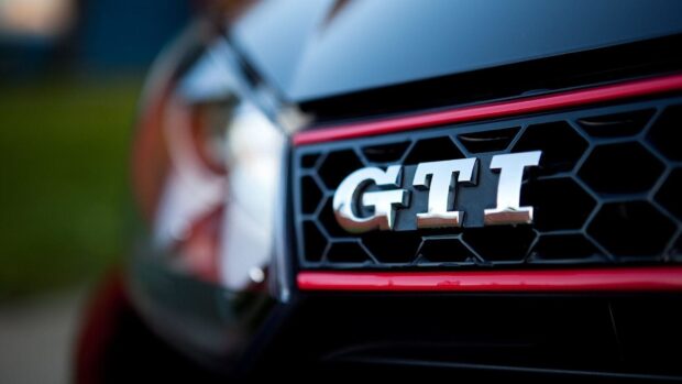 Cận cảnh biểu tượng Golf Gti trên lưới tản nhiệt phía trước của xe, Hình nền máy tính HD