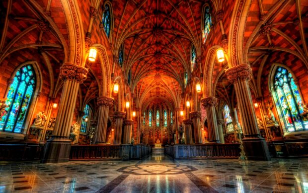 Bên trong trưng bày kiến ​​trúc Gothic tuyệt đẹp với cửa sổ kính màu đầy màu sắc và các cột trang trí công phu