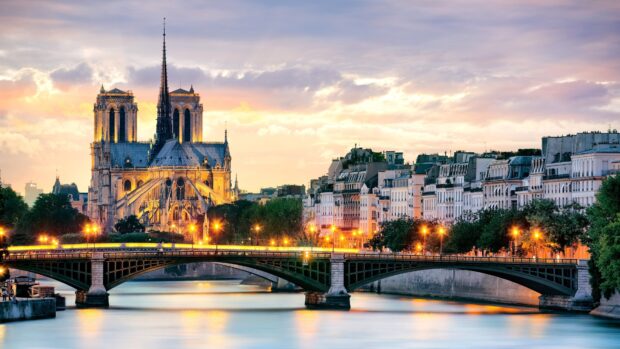Kiến trúc Gothic ở Paris được chiếu sáng ấm áp trong hoàng hôn trên sông, Hình nền máy tính 4K