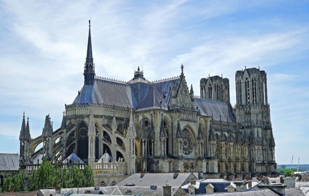 Hình ảnh cho thấy một nhà thờ lớn có kiến ​​trúc Gothic với các ngọn tháp chi tiết và cửa sổ hoa hồng, Hình nền máy tính HD