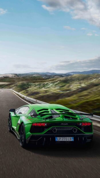 Một chiếc Lamborghini LP 770 LB màu xanh lá cây lao nhanh trên con đường nông thôn với những ngọn đồi và bầu trời xanh Hình nền Lp, Hình nền điện thoại 4K
