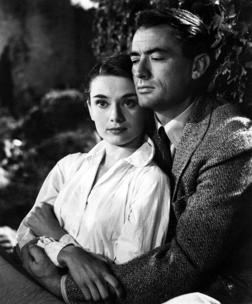 Gregory Peck embraces a woman in a classic black and white scene, HD Desktop Wallpaper