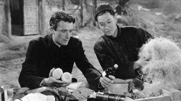 Gregory Peck is inspecting supplies in a black and white scene with another man, 2K Desktop Wallpaper