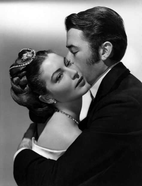 Gregory Peck shares a tender embrace with a woman in a classic black and white scene, 2K PC Wallpaper