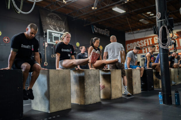 People are training strength exercises in a Crossfit gym, HD Desktop Wallpaper
