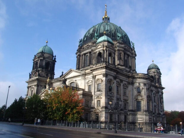 Nhà thờ Dom Berlin là một nhà thờ lịch sử với mái vòm lớn và kiến ​​trúc chi tiết, Hình nền máy tính HD