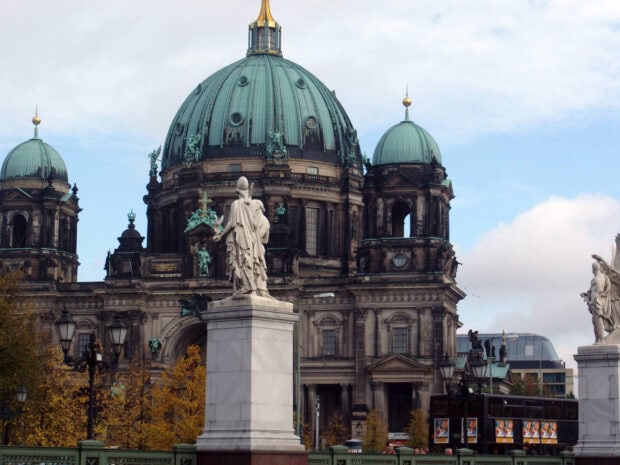Nhà thờ Dom Berlin có các bức tượng và kiến ​​trúc chi tiết vào mùa thu, Hình nền máy tính HD