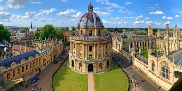The Radcliffe Camera is a historic building at Oxford University surrounded by other university buildings, HD Desktop Wallpaper