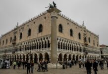 A detailed view of the historic building at St Marks Square with visitors, HD Desktop Wallpaper