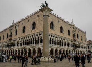 A detailed view of the historic building at St Marks Square with visitors, HD Desktop Wallpaper