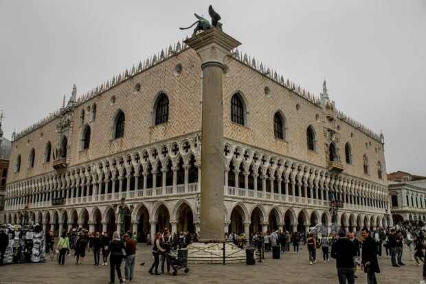 A detailed view of the historic building at St Marks Square with visitors, HD Desktop Wallpaper