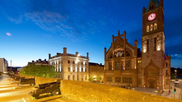 Historic architecture and cannons at sunset in Northern Ireland, 2K Desktop Wallpaper