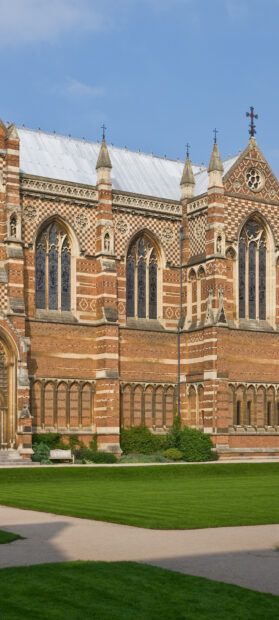 The historic brick building at Oxford University stands with detailed windows and clear blue sky, HD Mobile Wallpaper