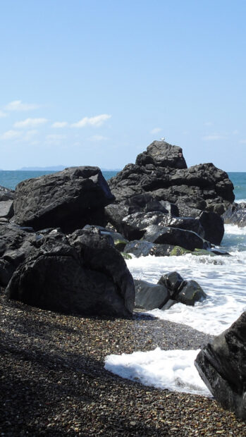 Rocky coastline with ocean waves and clear sky in Honduras
