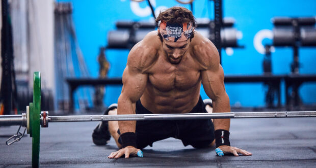 A muscular man concentrates during an intense Crossfit workout at the gym, HD Desktop Wallpaper