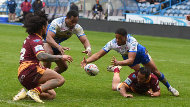 Players competing fiercely for the ball during a rugby league match, 2K Desktop Wallpaper
