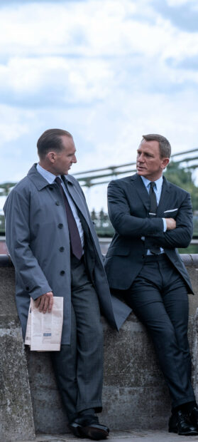 Two men in suits having an intense conversation outdoors in No Time To Die, 2K Mobile Wallpaper