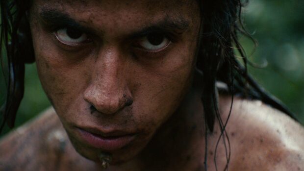 Cận cảnh một người đàn ông với ánh mắt dữ dội phủ đầy bụi bẩn từ Apocalypto, Hình nền máy tính HD