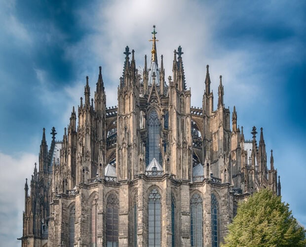 Một góc nhìn chi tiết về kiến ​​trúc Gothic phức tạp với các mái vòm nhọn và chóp nhọn, Hình nền máy tính HD