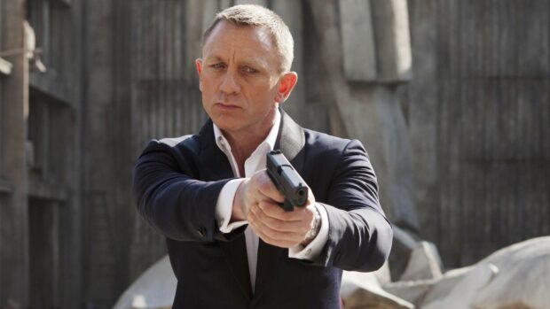 James Bond is aiming a gun in an intense moment from No Time To Die, 4K Desktop Wallpaper