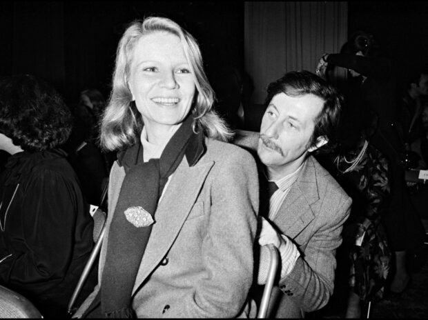 Jean Rochefort candidly sitting behind a smiling woman at an event, HD Desktop Wallpaper