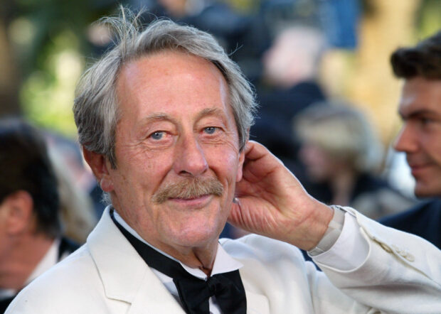 Jean Rochefort in a white suit smiling at the camera during an outdoor event, HD Desktop Wallpaper