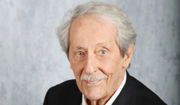 A close up portrait of Jean Rochefort with a gentle smile and gray hair, HD Desktop Wallpaper