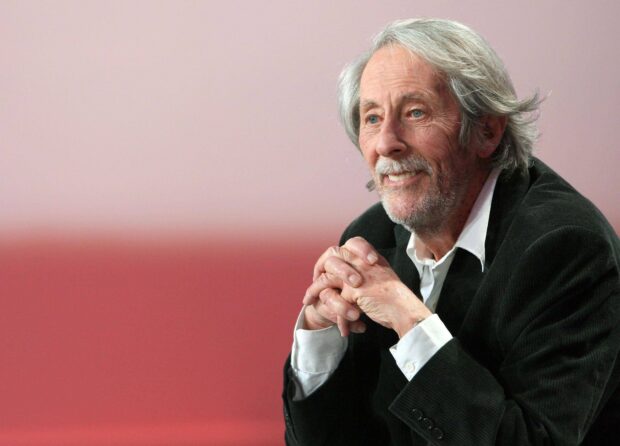Jean Rochefort is smiling wearing a black jacket, HD Desktop Wallpaper