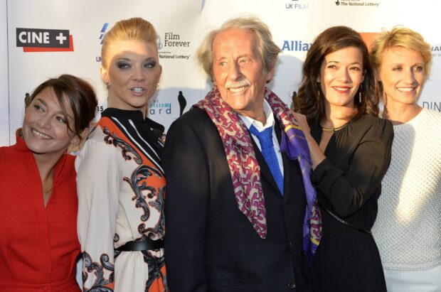 Jean Rochefort stands smiling with four women at a film event, 2K Desktop Wallpaper