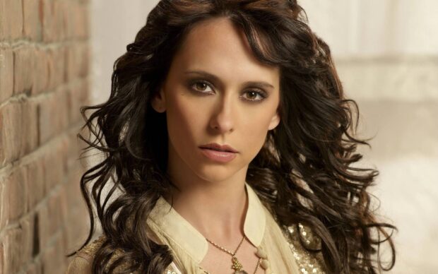 A close up portrait of Jennifer Love Hewitt showing her serious expression, HD Desktop Wallpaper