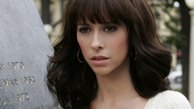 Jennifer Love Hewitt looks thoughtful in this close up portrait, HD Desktop Wallpaper