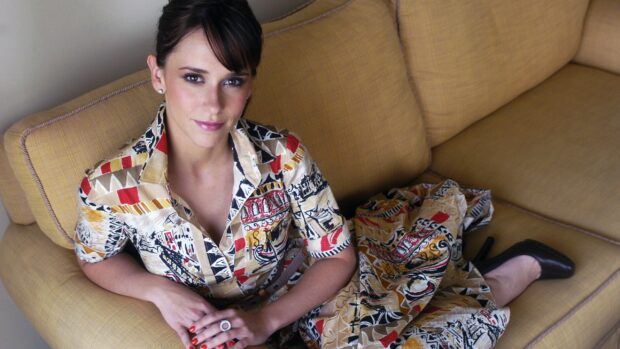 Jennifer Love Hewitt sits on a yellow couch wearing a patterned dress and black heels, 2K Desktop Wallpaper