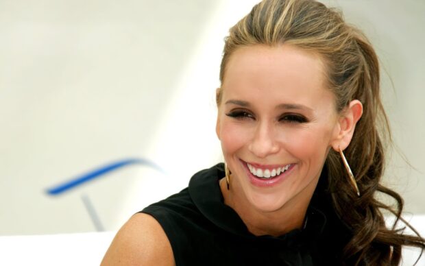 Jennifer Love Hewitt smiles warmly in a close up photo, 2K Desktop Wallpaper