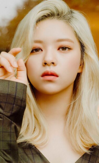 Jeongyeon Twice wallpapers shows a close up of a woman with blonde hair and soft makeup, HD Mobile Wallpaper