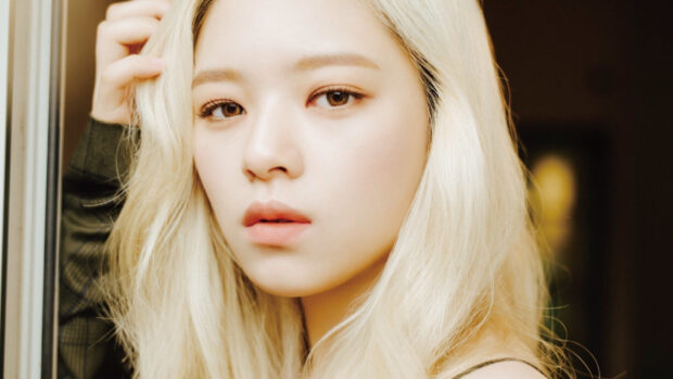 Jeongyeon Twice wallpapers feature a close up portrait with soft lighting and blonde hair, HD Mobile Wallpaper