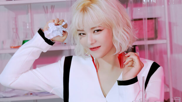 Jeongyeon Twice wallpapers showing a confident expression with blonde hair and unique earrings, 4K Desktop Wallpaper