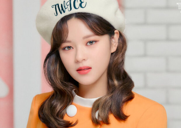 Jeongyeon Twice wallpapers shows her with wavy hair and a beret, HD Desktop Wallpaper