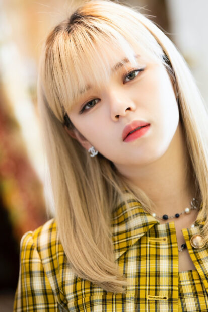 Jeongyeon Twice wallpapers shows a close up portrait with blonde hair and stylish earrings, HD Phone Wallpaper