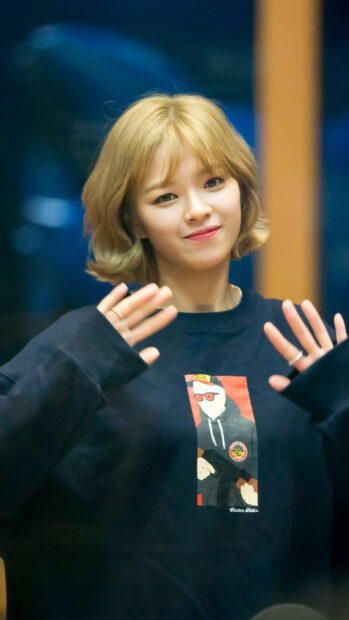 Jeongyeon Twice wallpapers showing a young woman with short blonde hair smiling and waving gently, HD Phone Wallpaper