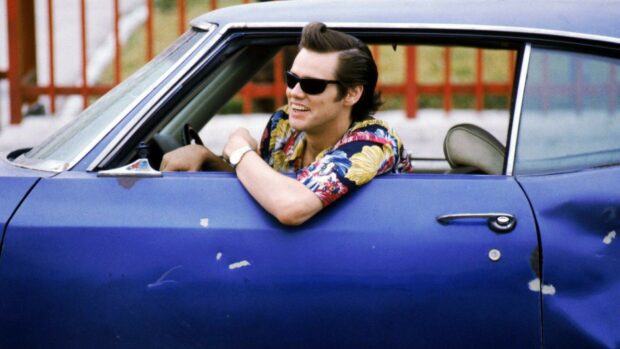 Jim Carrey Wallpapers showing him smiling while sitting in a blue vintage car, HD Desktop Wallpaper