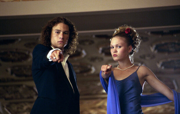 Julia Stiles Wallpapers, Julia Stiles and Heath Ledger striking a pose at a formal event scene, HD Desktop Wallpaper