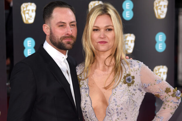 Julia Stiles poses with a man wearing a black suit at an award ceremony, 2K Desktop Wallpaper