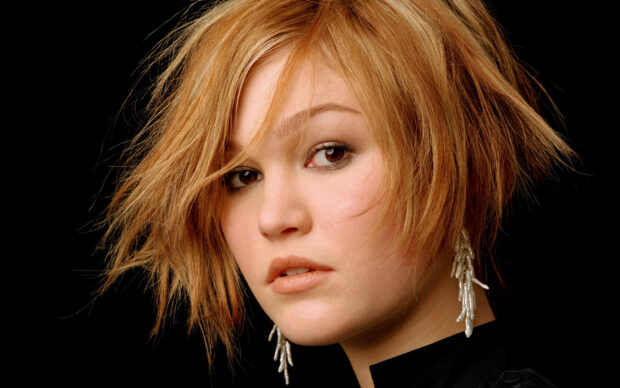 A close up portrait of Julia Stiles showing her light brown hair and earrings, HD Desktop Wallpaper