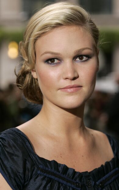 Julia Stiles wears soft makeup and a dark dress in a close up portrait, 2K Phone Wallpaper
