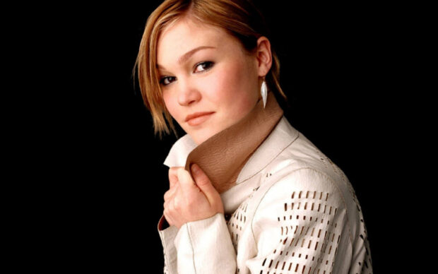 Julia Stiles is wearing a white jacket and looking at the camera, HD Desktop Wallpaper
