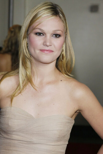 Julia Stiles poses in an elegant beige dress at the event, 2K Desktop Wallpaper