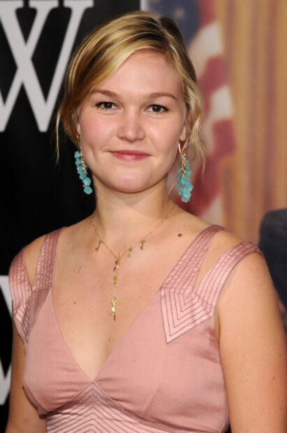 Julia Stiles poses wearing earrings and a pink dress, HD Mobile Wallpaper