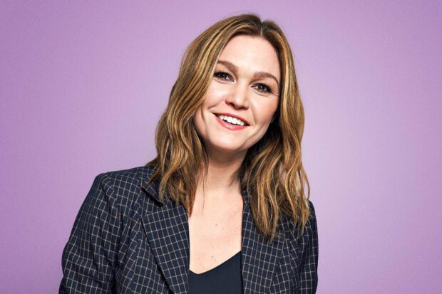 Julia Stiles smiles warmly wearing a checkered blazer with a purple background, HD Desktop Wallpaper